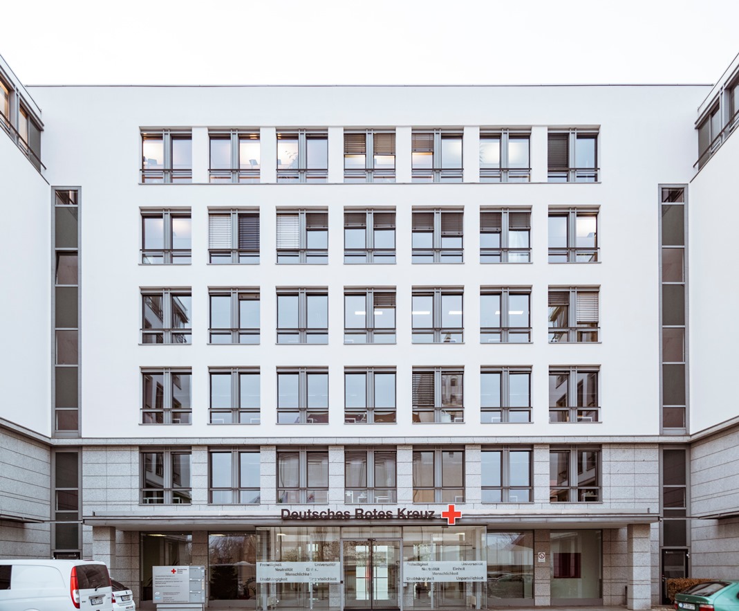 Das Bild zeigt die Vorderansicht des DRK Zentrums.