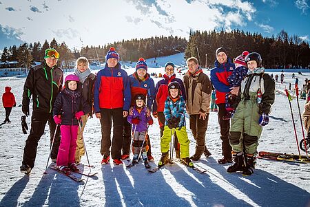 Alle Ehren- und Hauptamtlichen des DRK sowie die Familie stehen für ein Gruppenfoto zusammen und lachen in die Kamera.